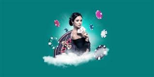 Người dùng Việt Nam cầm điện thoại truy cập nền tảng giải trí di động với giao diện sáng bóng