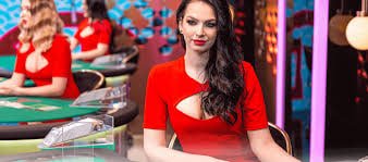 Giao diện trò chơi slot nổ hũ trên màn hình điện thoại với hiệu ứng sáng rực rỡ